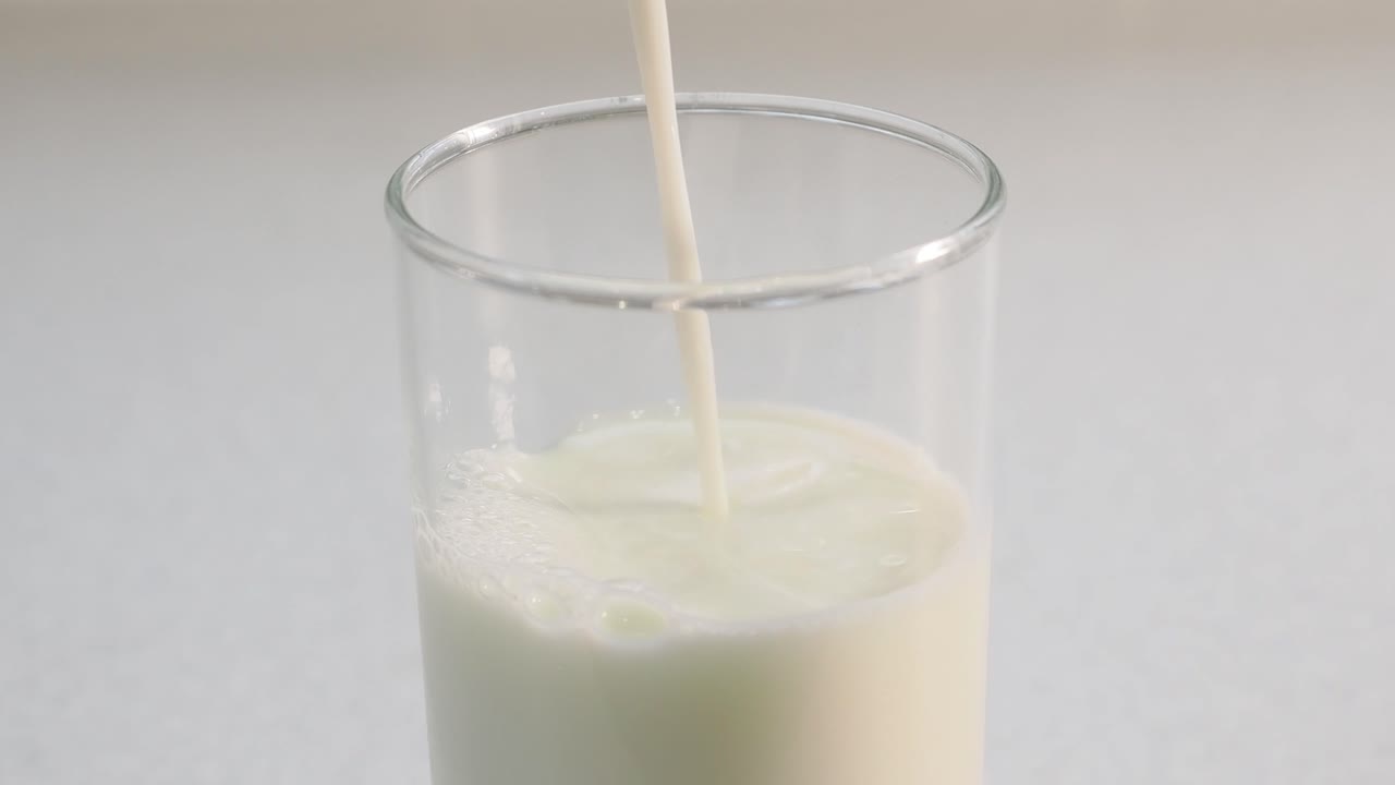 Susu dituangkan ke dalam gelas