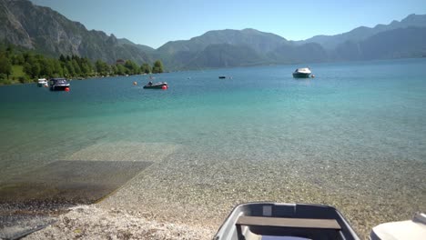 Lago-Attersee-En-Austria-En-Un-Día-Soleado-Con-Barcos-En-El-Agua