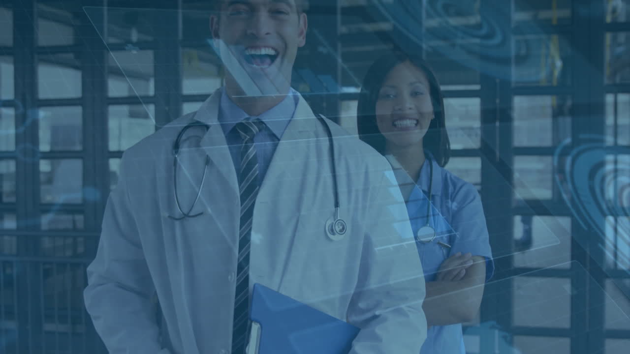 Médico e enfermeira em pé no corredor do hospital, exibindo prancheta e gráficos de interface digital