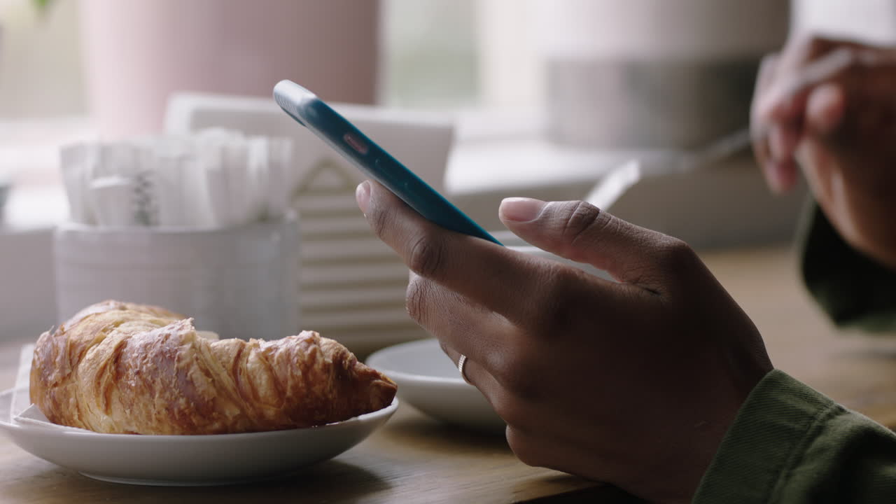 mujer de negocios usando un teléfono inteligente en una cafetería navegando por mensajes en línea bebiendo café enviando mensajes de texto compartiendo estilo de vida en las redes sociales disfrutando de la comunicación por teléfono móvil de cerca manos