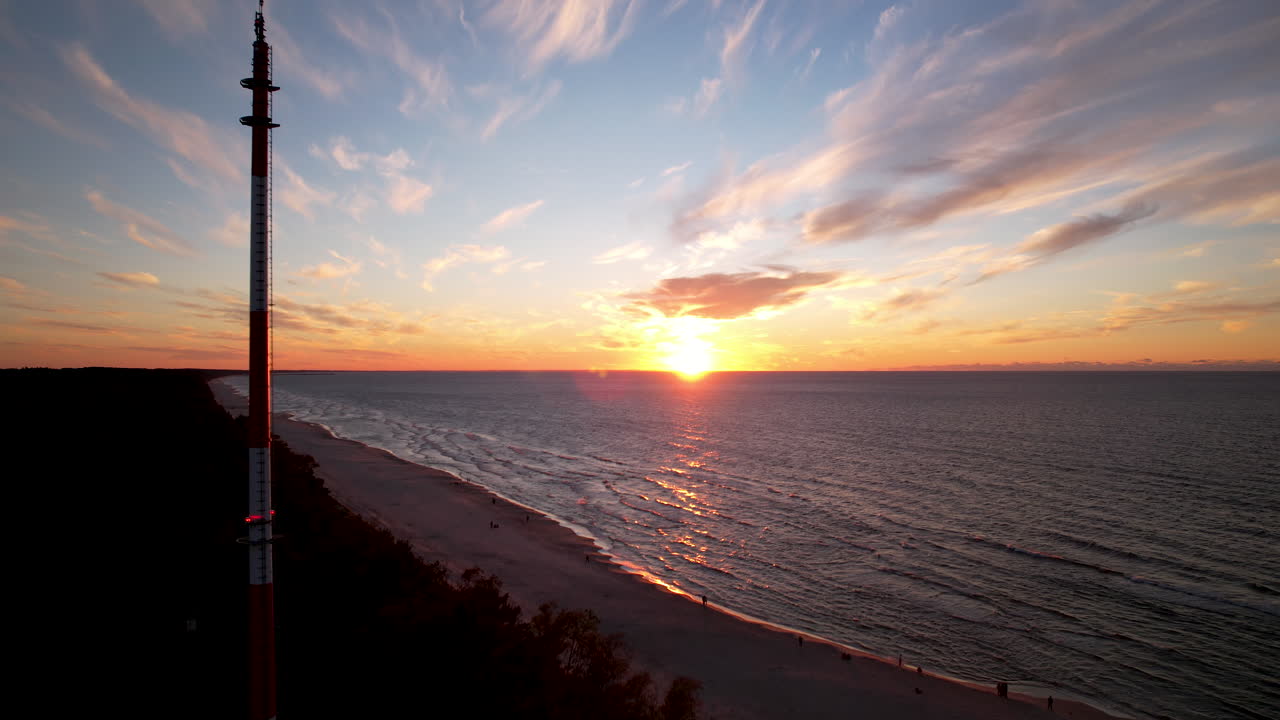 일몰 태양 디스크 설정에서 krynica morska 해변