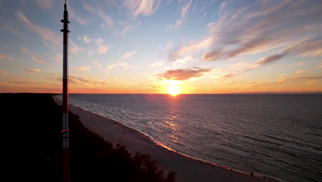 Krynica-Morska-Strand-Bei-Sonnenuntergang-Sonne-Scheibeneinstellung