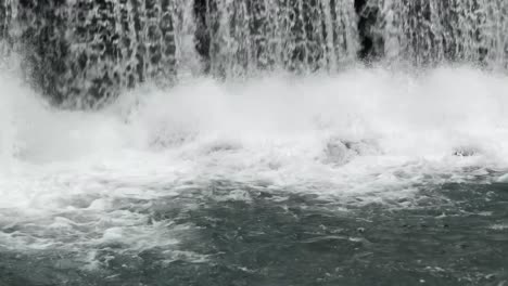 Cascada-Chapoteando-En-Un-Río-Primer-Plano