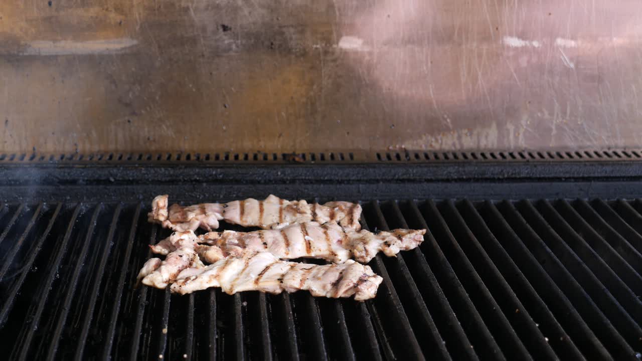 불꽃과 함께 그릴에  ⁇ 고기 스테이크