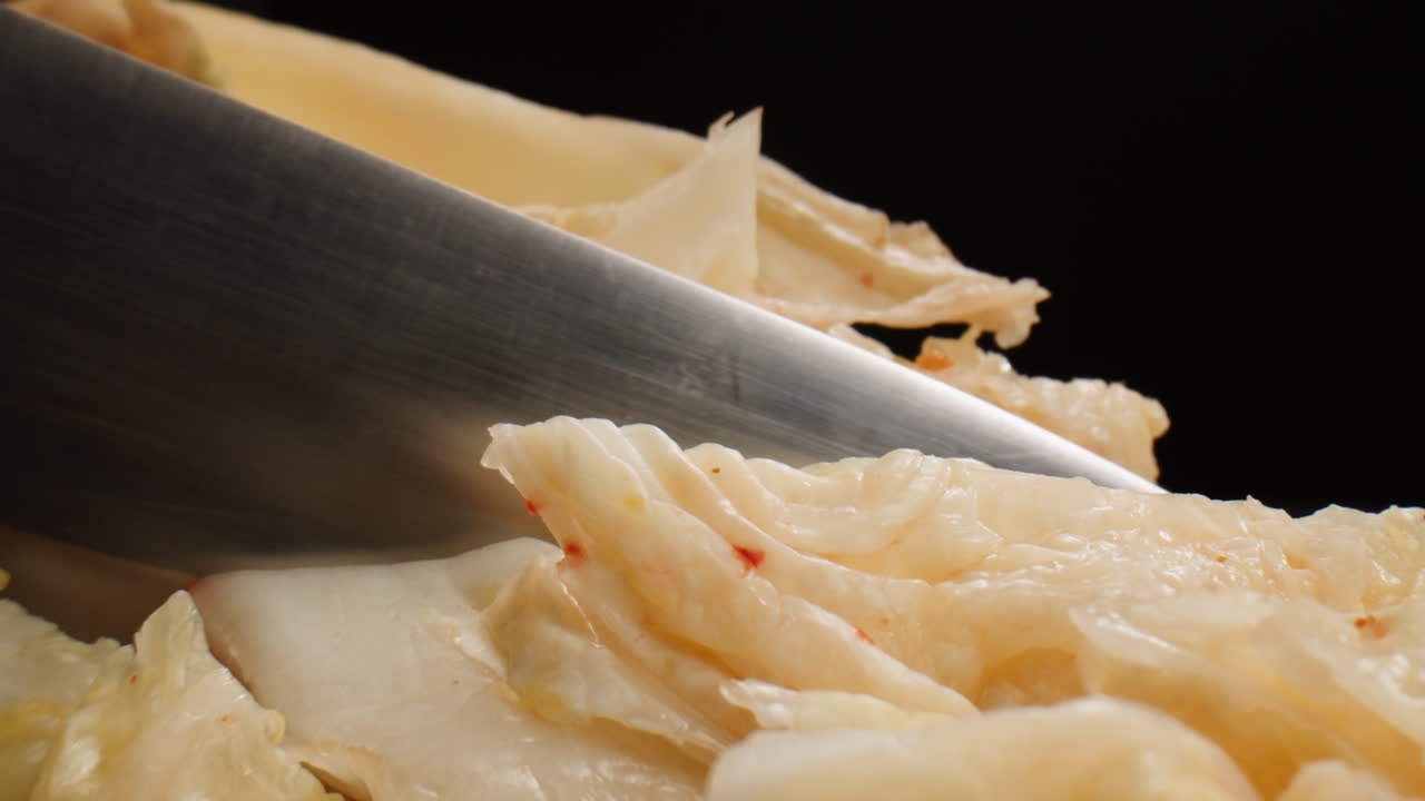 유리 항아리에 채소를 보존하는 캔에서 발효 된 매운 고추 김치의 질의 클로즈업. 향신료와 함께 발효 보존 된 김치 고추 매크로. 아시아 요리. 고품질 4k 영상