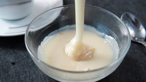 leche condensada que se vierte en un cuenco