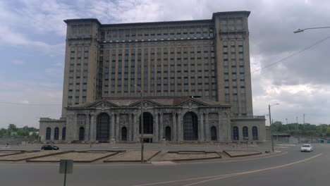 Este-Video-Es-Una-Vista-Aerea-De-La-Antigua-Estacion-De-Tren-En-Detroit,-Michigan