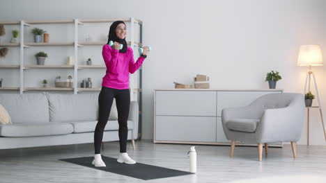 mujer haciendo ejercicio en casa con pesas