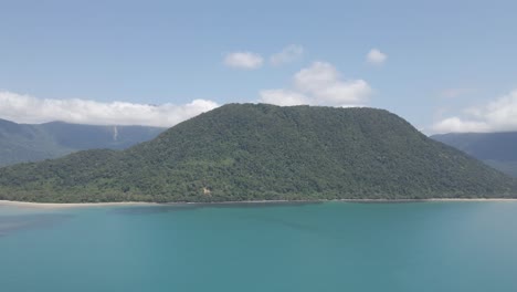 playa de thornton y selva tropical de daintree en verano en queensland, australia