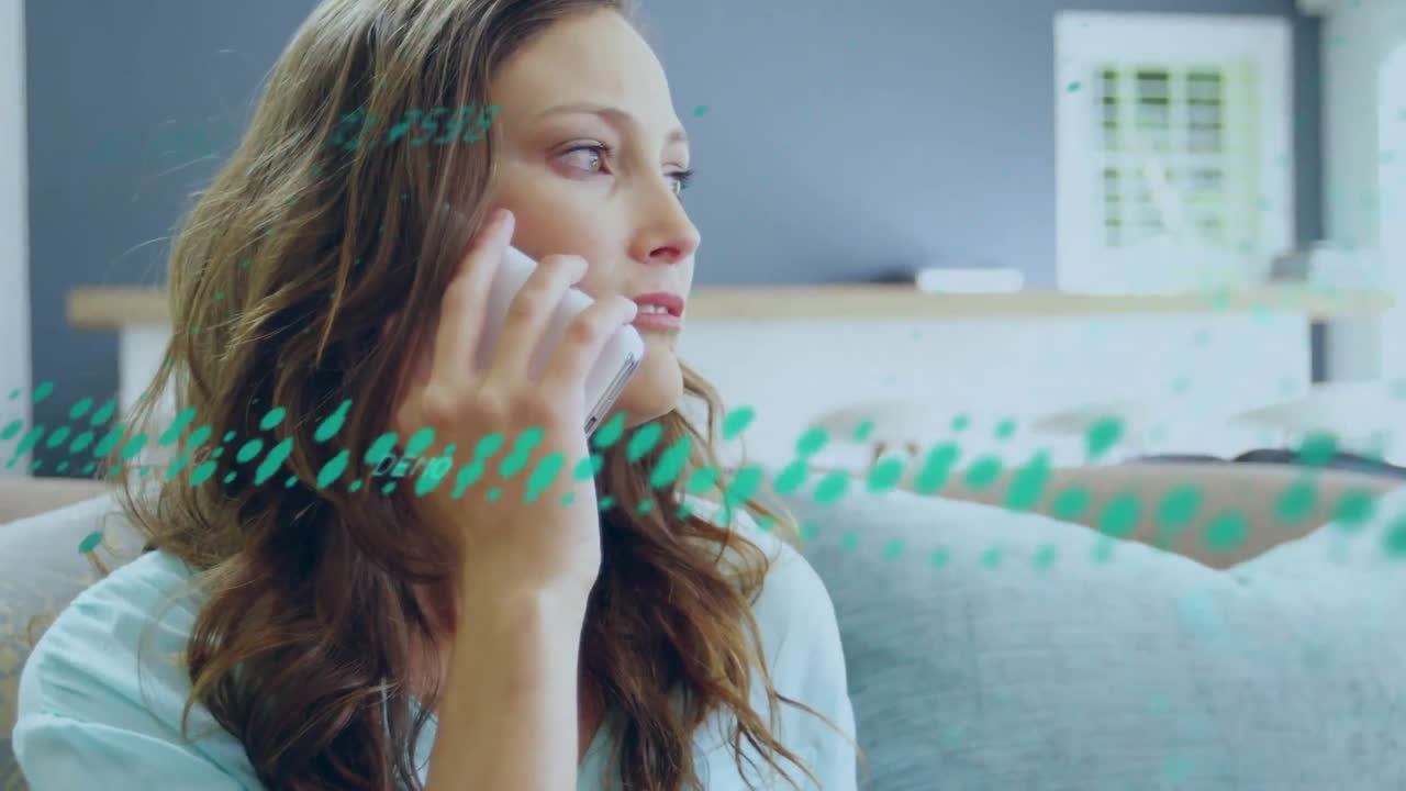 animación de la interfaz digital sobre las mujeres caucásicas que usan teléfonos inteligentes