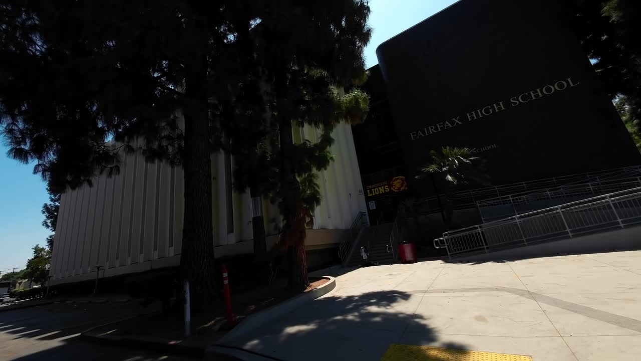 средняя школа фэрфакс в лос-анджелесе, калифорния, имеет много знаменитых выпускников