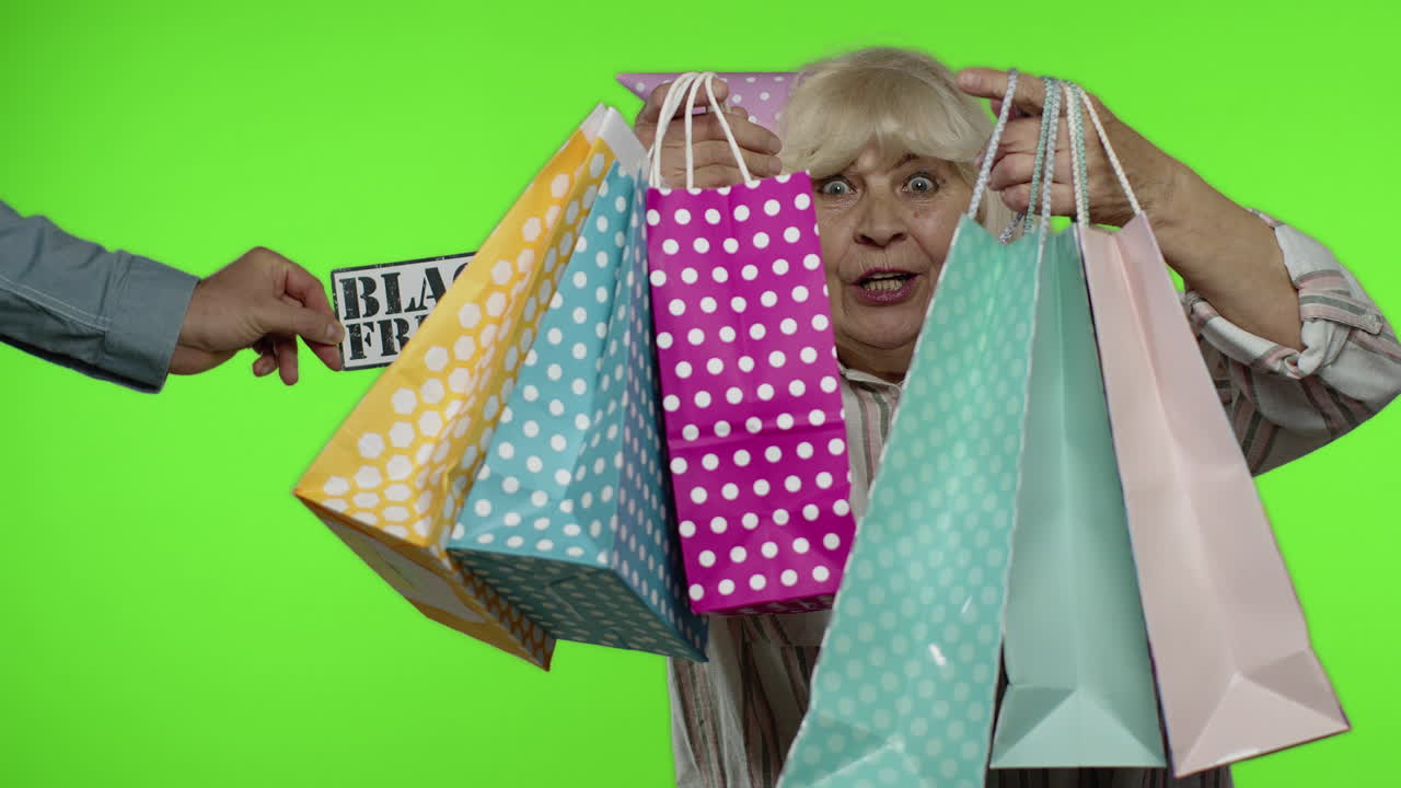 광고 문장 블랙 프라이데이는 쇼핑 가방을 들고 있는 기쁜 할머니 에 나타납니다.