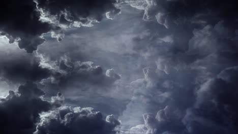 las tormentas eléctricas ocurren dentro de las nubes cumulonimbus oscuras
