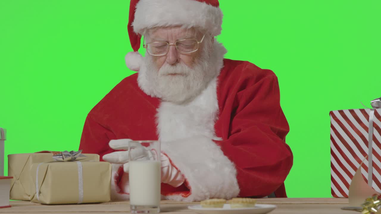 그에게 말하다 파이 한 접시를 당기는 산타의 초상화 샷