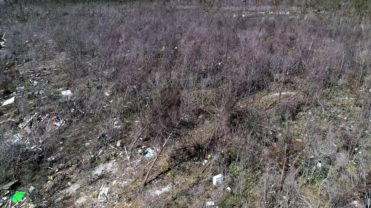 플로리다의 멕시코 비치 (mexico beach) - 2018년 10월에 발생한 카테고리 5 폭풍인 허리케인 마이클 (hurricane michael) 에 의해 남겨진 집과 사업의 잔해를 보여주는 숲의 공중 사진.