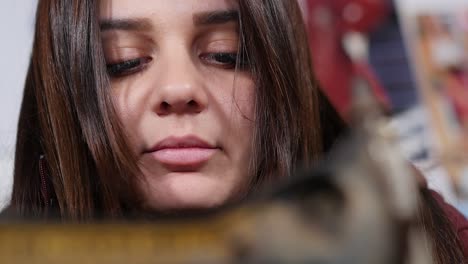 cerca de una bella mujer usando una máquina de coser en cámara lenta