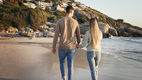 Pareja,-Caminando-Sobre-La-Arena-De-La-Playa-Y-Tomados-De-La-Mano