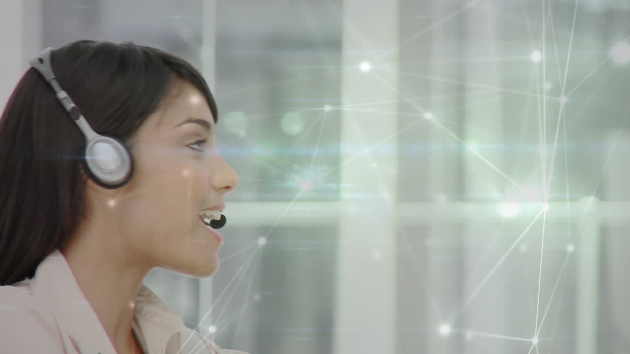 Animazione di rete di connessioni su donna d'affari con auricolare