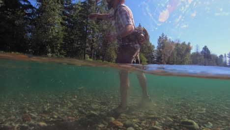 Ein-Fliegenfischer-Wirft-Eine-Fliegenrute-In-Einen-Fluss