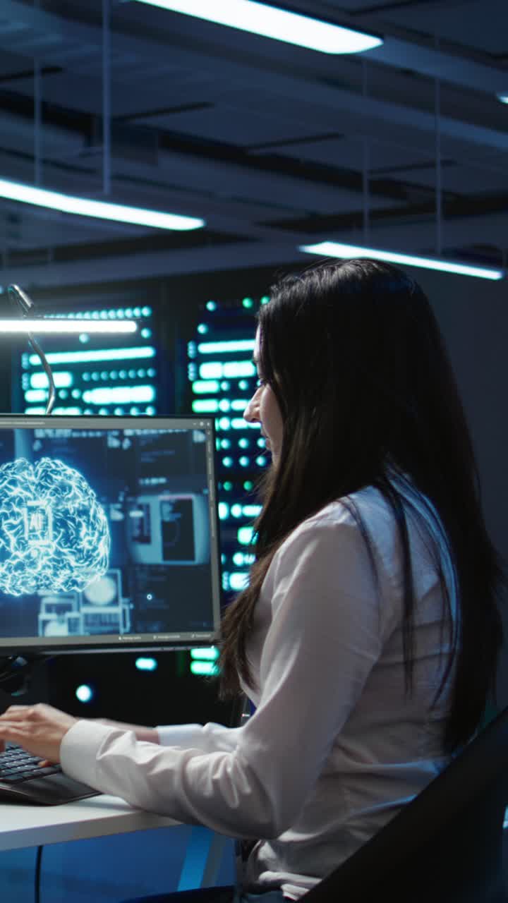 Engenheira trabalhando em software de IA no data center