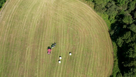 Vista-Aérea-De-Pájaro-Del-Tractor-Dando-La-Vuelta-En-El-Campo-Verde-En-Chmielno