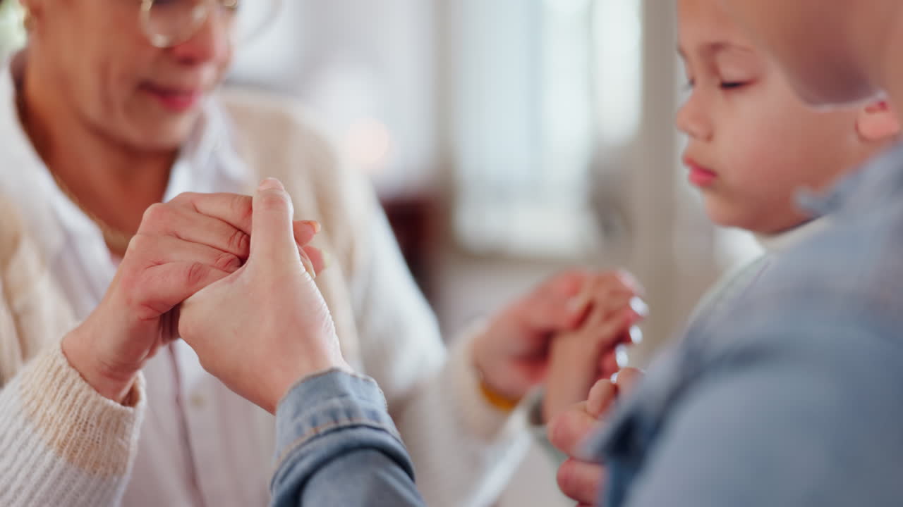 가족, 여성과 아이들이 손을 잡고