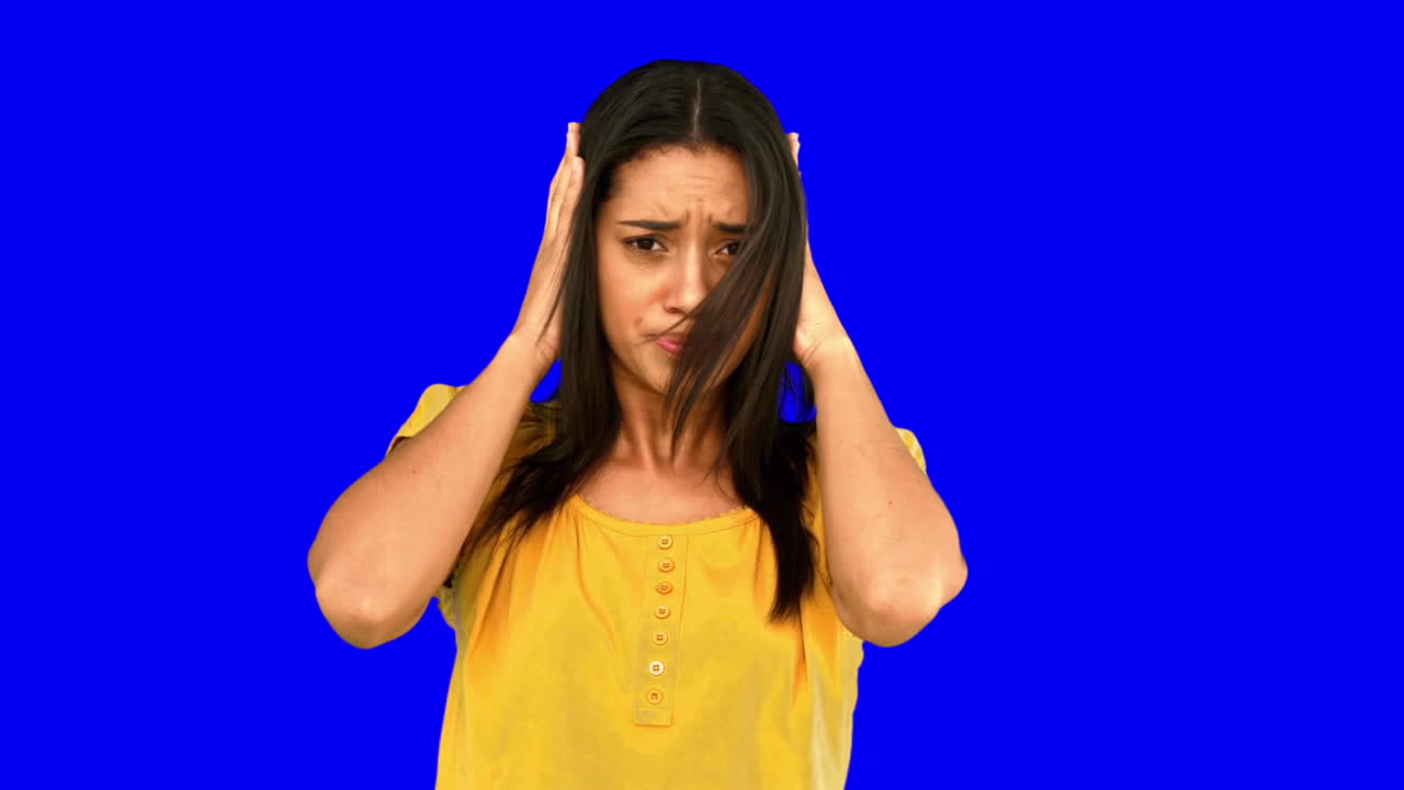 Donna turbata che scuote la testa in segno di negazione su sfondo blu