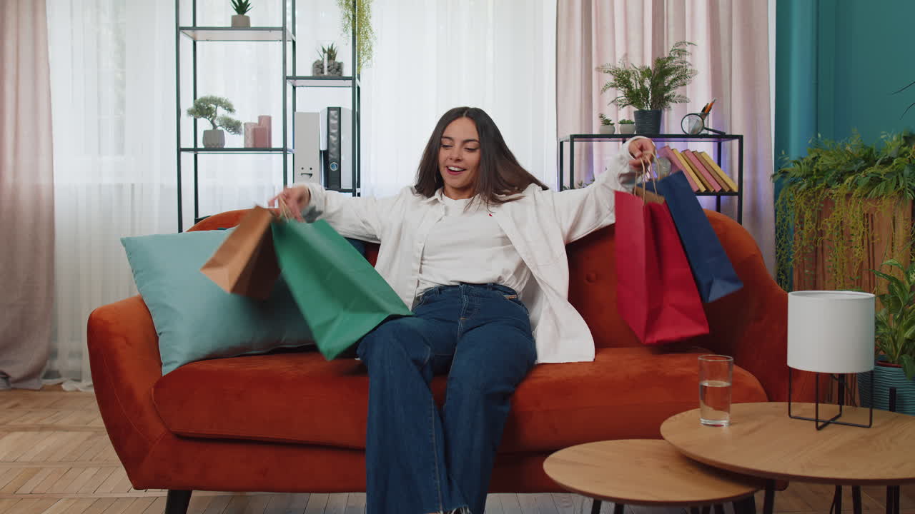 chica adulta feliz adicta a las compras consumidor regresó a casa después de la venta de compras en línea con bolsas en casa