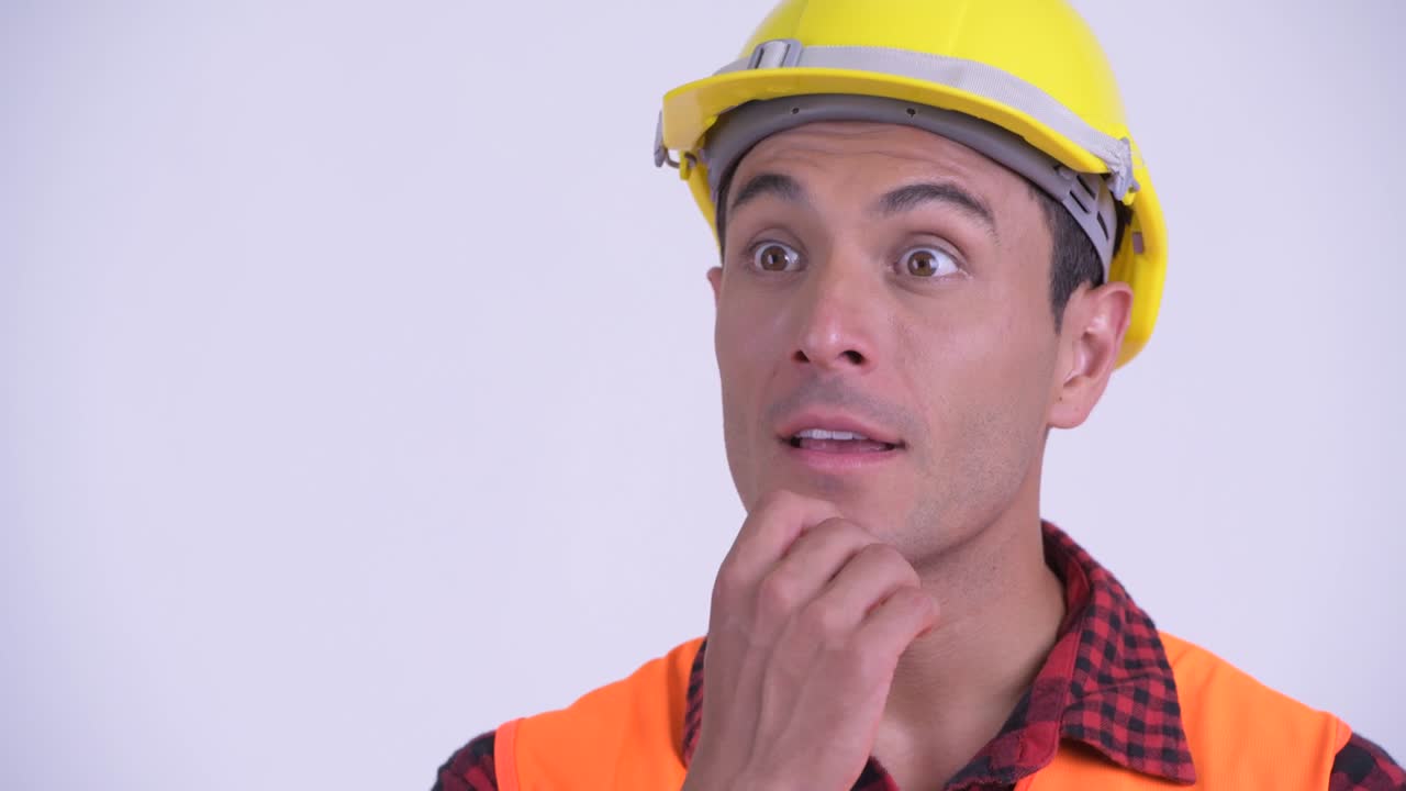joven y guapo hombre hispano trabajador de la construcción