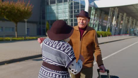 Älterer-Alter-Ehemann-Und-Ehefrau,-Rentner,-Touristen,-Treffen-Im-Flughafenterminal-Nach-Der-Reise