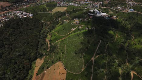 Gran-Sombra-De-Una-Nube-Se-Mueve-Lentamente-Sobre-Las-Verdes-Colinas-De-Sri-Lanka-Con-Muchos-Senderos-Sinuosos-Entre-Las-Plantaciones-De-Té