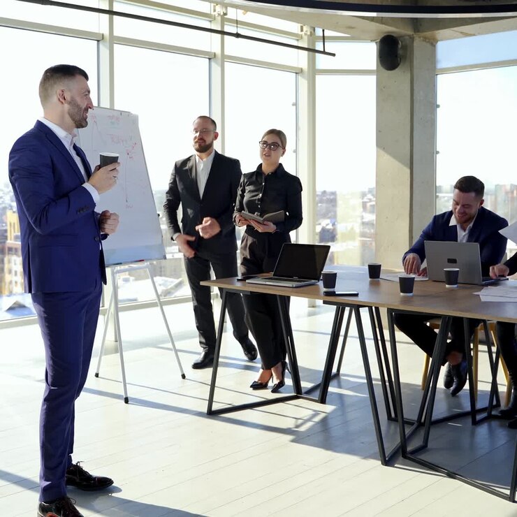 Riunione di lavoro di gruppo in ufficio elegante. Un bell'uomo d'affari che pensa a un nuovo progetto