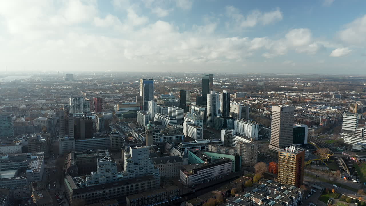 Rotterdam, Paesi Bassi, skyline della città di giorno - ripresa aerea con drone.