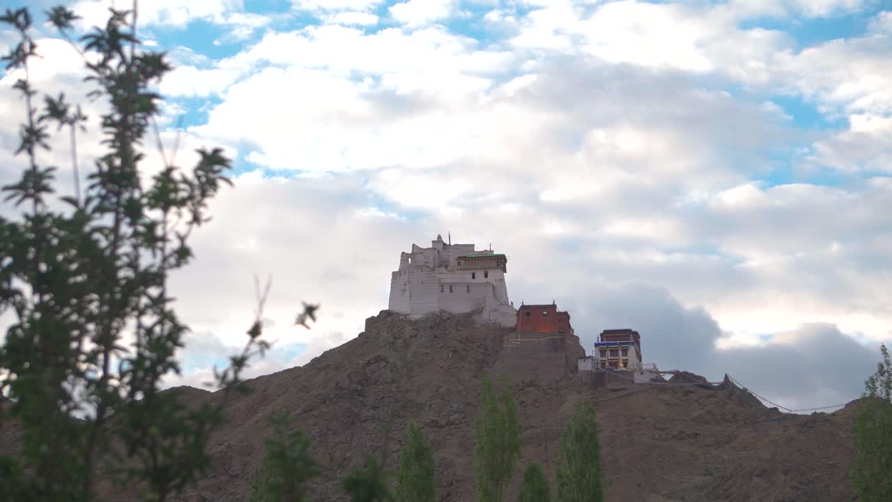 tomada panorámica del monasterio budista de namgyal tsemo o gompa con el himalaya superior paisaje de leh ladakh india con cielo nublado en el fondo