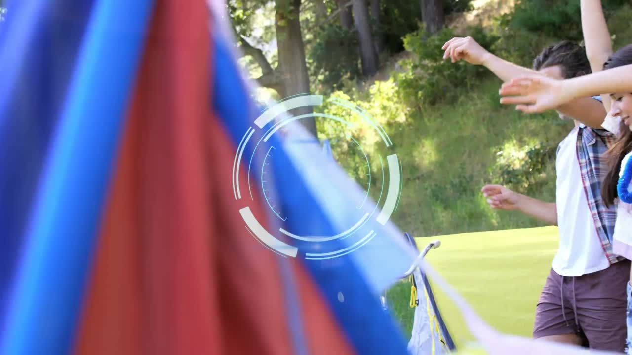 페스티벌 캠핑장에서 춤추는 행복한 친구들 위에서 회전하는  ⁇  스캐너의 애니메이션