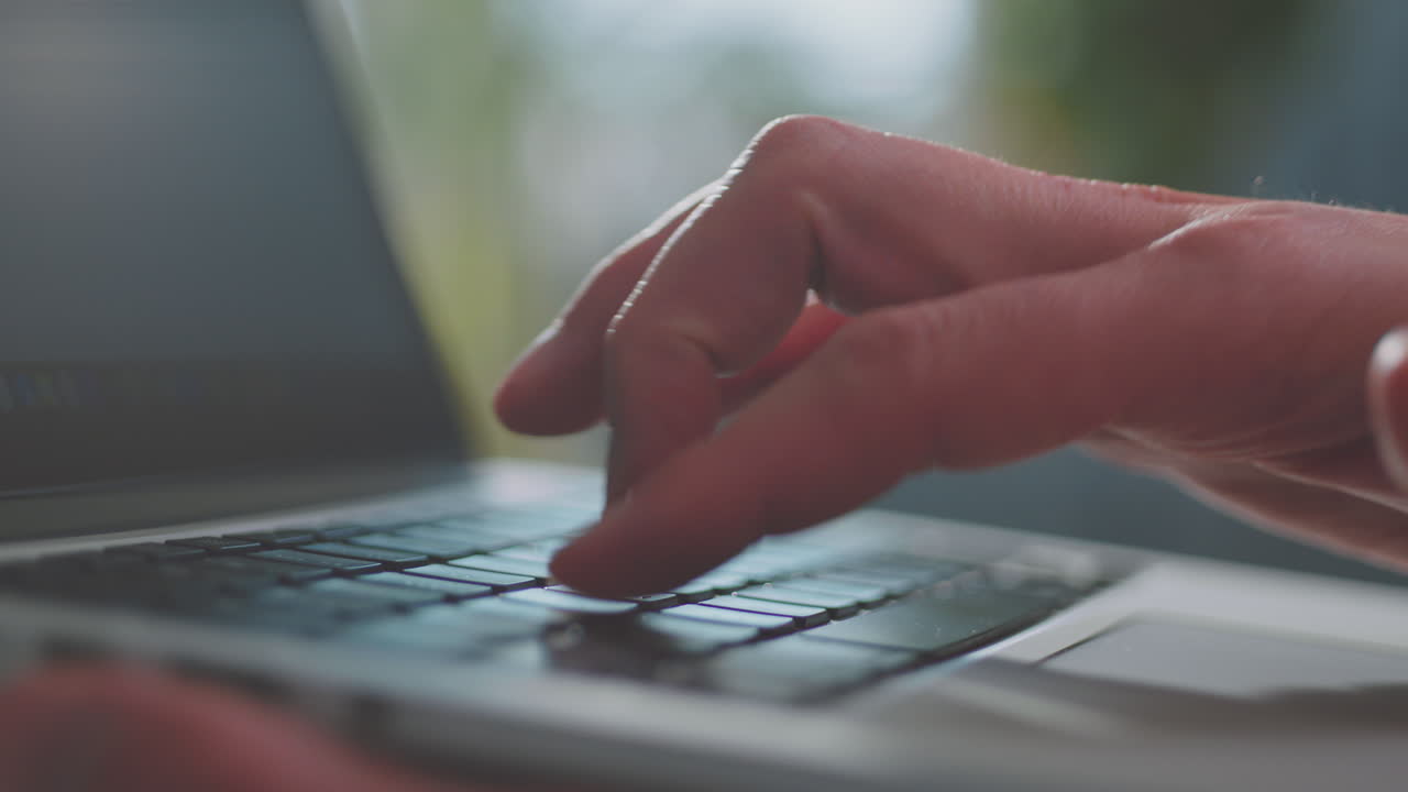 hombre de negocios que trabaja desde casa