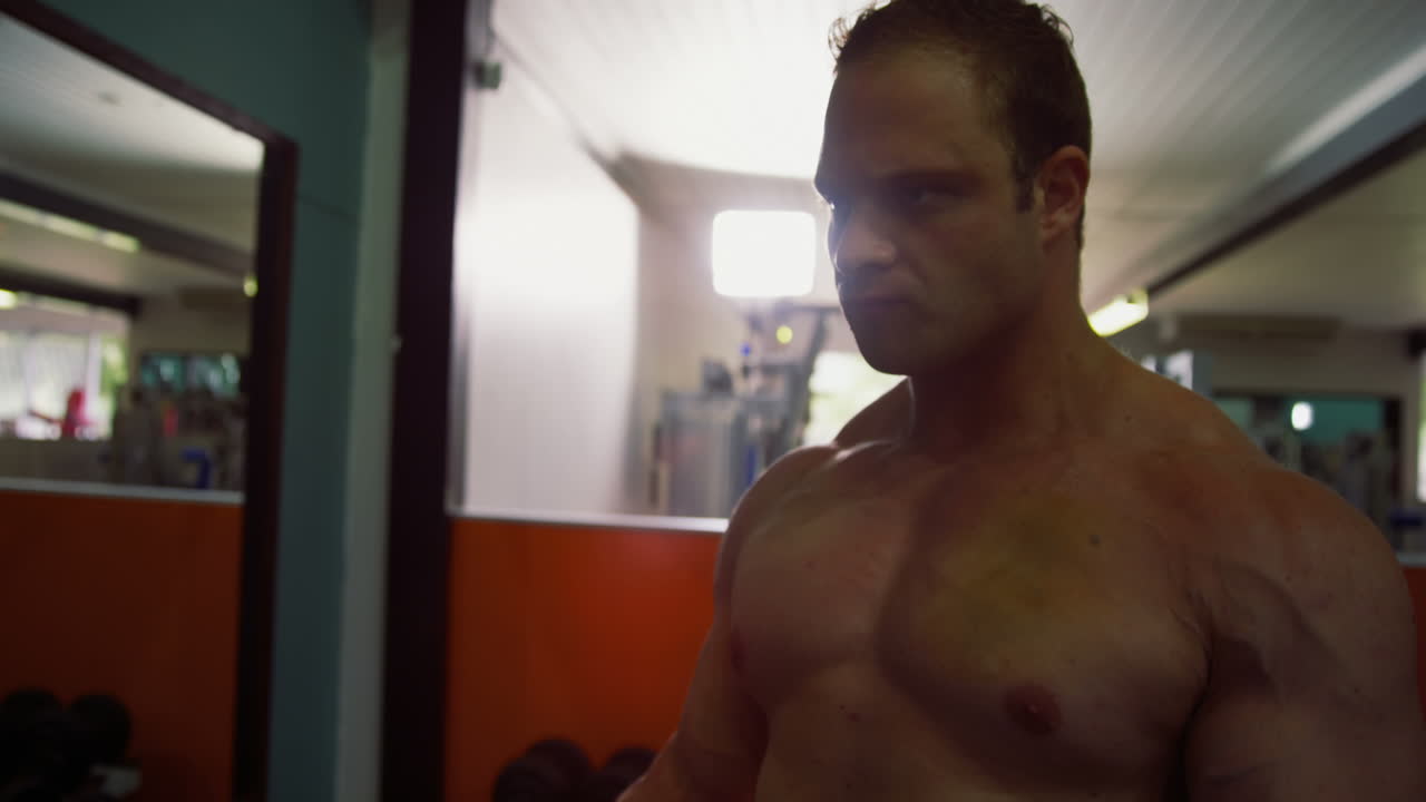 바벨 을 들어 올리는 남자