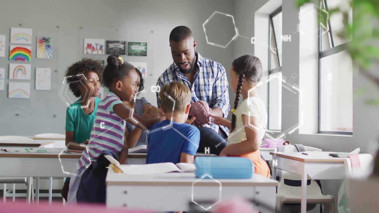 animación de la fórmula química sobre diversos escolares que aprenden con un maestro masculino en el aula