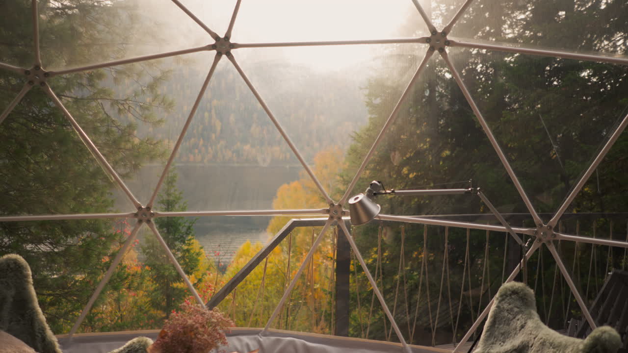 terraza con vistas al lago y a las montañas en otoño. premisa de una casa de campo con ventanas panorámicas con vistas al denso bosque en clima nublado