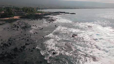 Toma-Aérea-Rápida-De-Olas-Rompiendo-En-Rocas