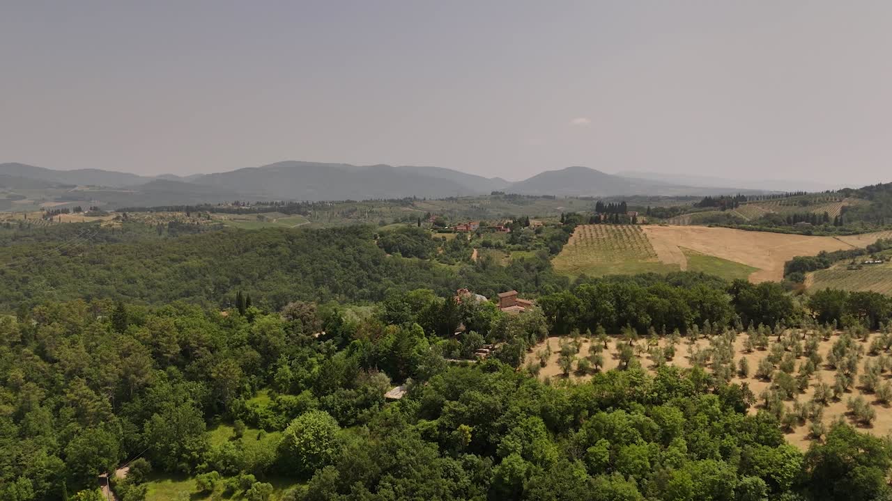 Panorami aerei di case su una collina a Impruneta, vicino a Firenze, Italia, con il caratteristico paesaggio toscano. In una splendida giornata estiva