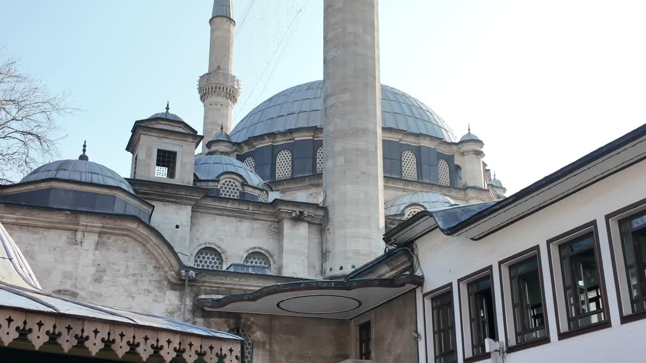 Grande moschea ottomana con cupole e minareti contro un cielo sereno