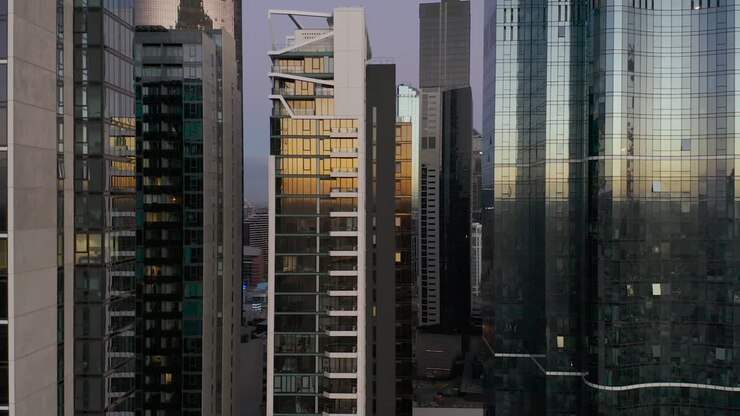 Ascensão aérea vertical entre os arranha-céus da cidade de Southbank durante