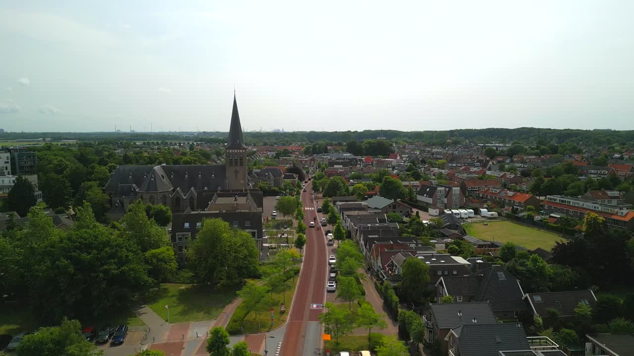 foto aérea de un dron de una iglesia en castricum, países bajos