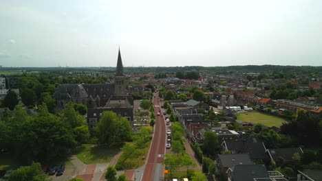 Toma-Aérea-De-Drones-De-Una-Iglesia-En-Castricum,-Países-Bajos