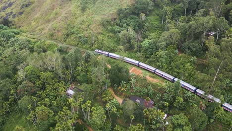 Alter-Langer-Zug,-Der-Mit-Grünen-Bäumen-Bedeckte-Berge-überquert,-Ella-Sri-Lanka