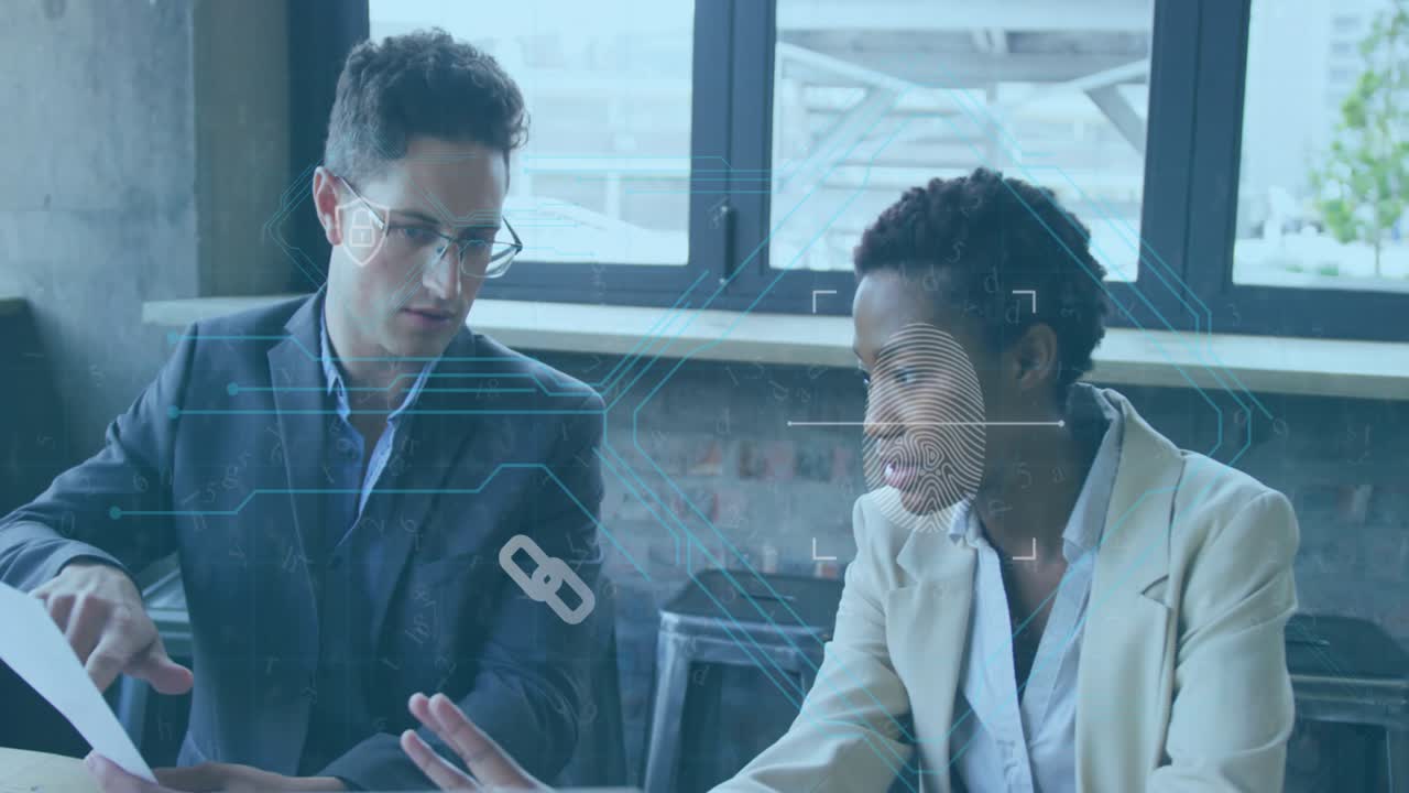 Animazione di schermo digitale con dati su diversi colleghi in ufficio.