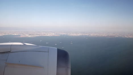 Blick-Aus-Der-Kabine-Des-Flugzeugs-Während-Der-Annäherung-An-Den-Flughafen-Tokio-sehen-Sie-Japans-Land-Und-Den-Japanischen-Hafen-Im-Hintergrund-Am-Frühen-Morgen-Im-Frühling