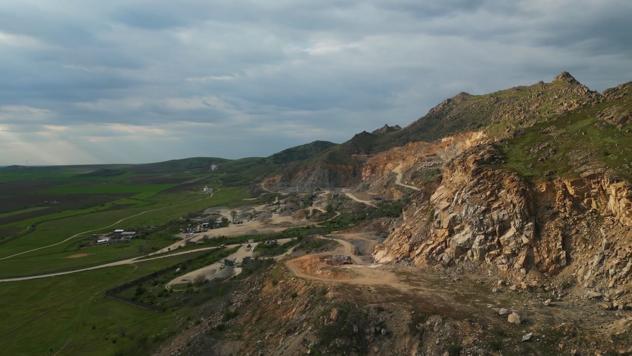 Le più antiche formazioni geologiche nel Parco Nazionale dei Monti Macin in Dobrogea, Romania. Ripresa aerea.