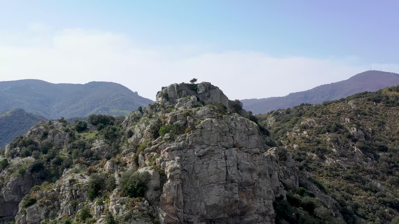 imágenes de drones sobre los poderosos pirineos en francia